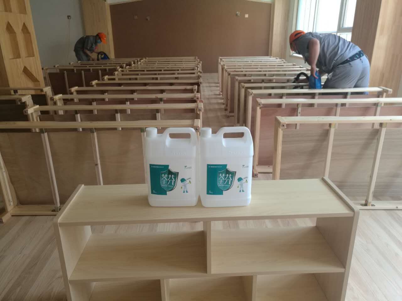 床架逐個施工中 床架逐個施工中