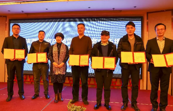 賀會(huì)長(zhǎng)為凈化委主任、副主任、秘書長(zhǎng)頒發(fā)證書